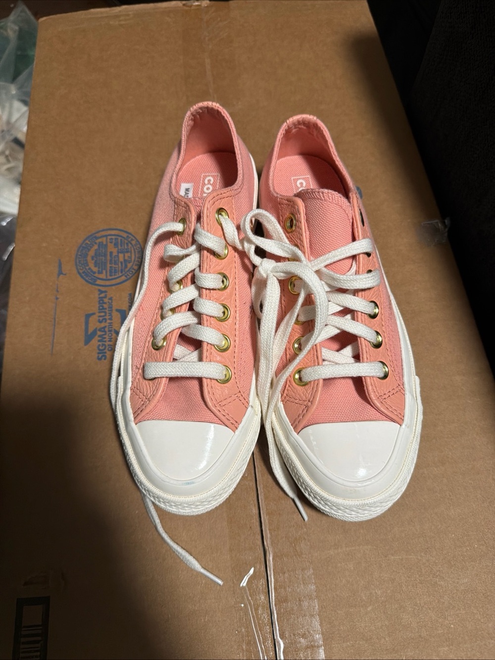 Women’s Size 6.5 Converse Low top Sneakers